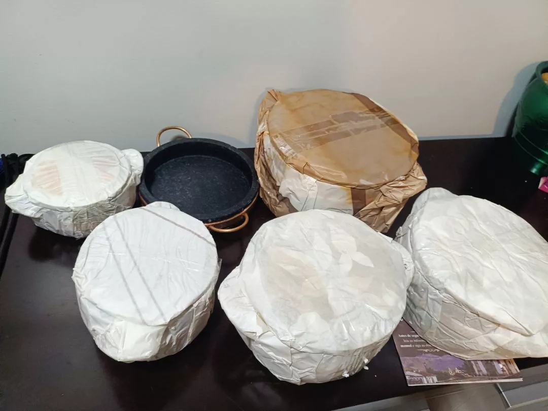 Panelas recebidas com proteção de papel sobre uma mesa